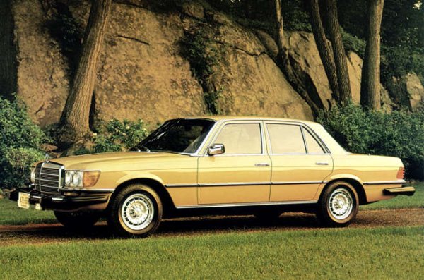 Факт - Mercedes S-Class винаги е бил пионер, когато става дума за производителност, лукс и безопасност. Така че, когато представи първия в историята седан с турбокомпресор и дизел, очакванията бяха високи.

За съжаление обаче тези излъгани. Петцилиндровият двигател предлагаше 110 к.с. и 168 lb ft въртящ момент, за да осигури максимална скорост от само 165 км в час. 300SD се предлагаше само в САЩ, но не е изненадващо, че продажбите бяха сравнително малки. Високите цени на горивата паднаха и нуждата от него до голяма степен изчезна.